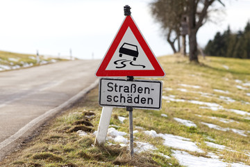 Verkehrs schild Schleuder und Rutsch Gefahr für Auto fahrer