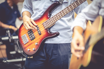 Obraz premium Close up hand of Guitarist plays guitar solo