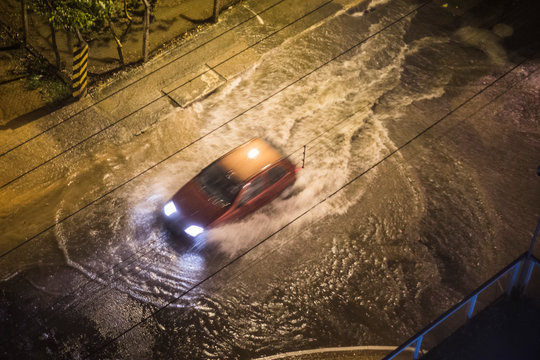 Carro atravessando a enchente visto do alto