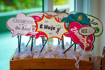 Plaquinhas com frases de casamento