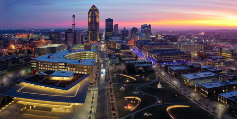 Aerial of Downtown Des Moines at Sunrise - obrazy, fototapety, plakaty