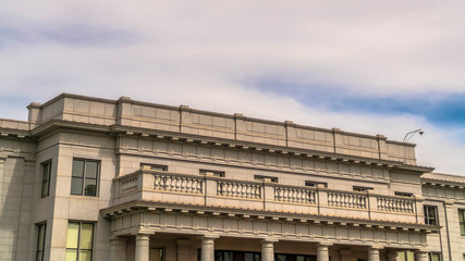 Obraz premium Panorama Cloudy blue sky over building with balcony and huge columns at the entrance