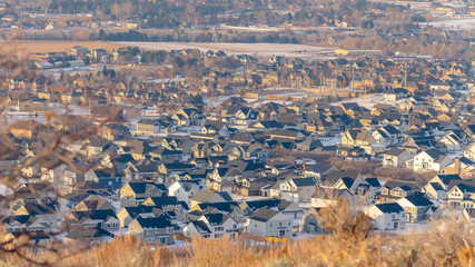 Photo Panorama Neighborhood landscape nestled amid hilly terrain blanketed with snow in winter
