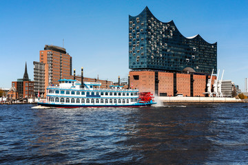 Hamburg  Schaufelraddampfer auf der Elbe im Hafen an der Elbphilharmonie - obrazy, fototapety, plakaty