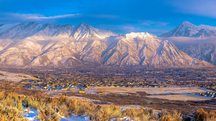 Photo Panorama frame Panoramic view of Mount Timpanogos and residences blanketed with snow in winter