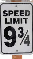 Photo Vertical frame Speed Limit sign with road and snow covered ground in the blurry background