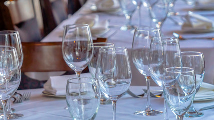 Photo Panorama Tableware arranged on round table with white cloth for eating at an occasion