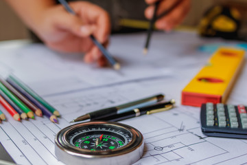 The engineer is giving advice and consulting with the designer to find out the construction site...