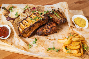 grilled ribs with potatoes and sauce