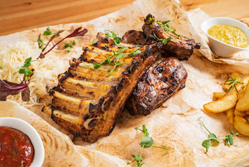 grilled ribs with potatoes and sauce