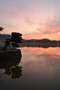 京都、広沢池の朝焼け