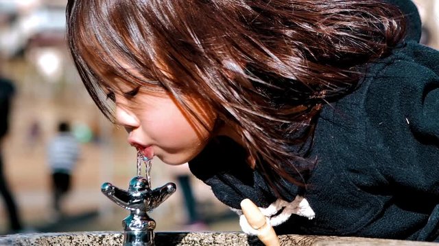 公園で水を飲む子供