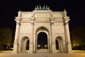 Fototapeta na wymiar Triumphbogen in Paris bei Nacht