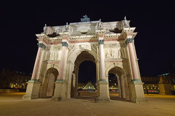 Fototapeta na wymiar Triumphbogen in Paris bei Nacht