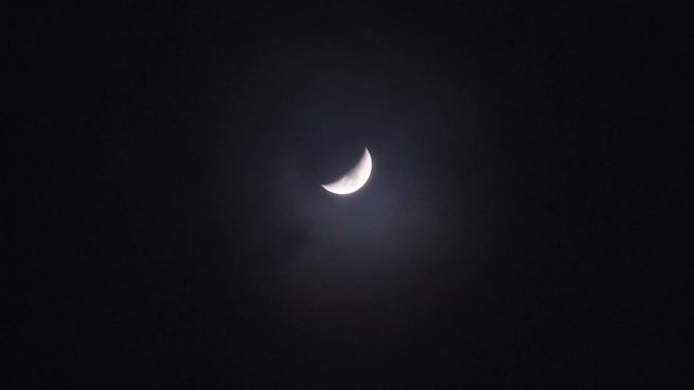 おぼろ月　夜の空