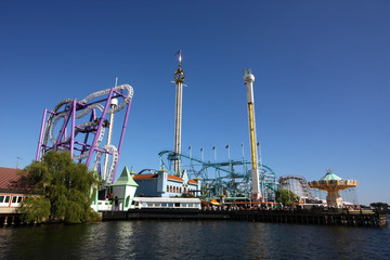 Obraz premium Gröna lund ifrån vattnet