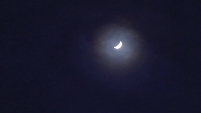 おぼろ月　夜の空