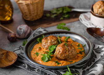 Grilled meatball with curry tomato sauce