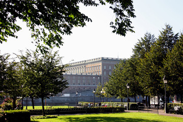 Obraz premium Kungsträdgården vid almarna och slottet i bakgrunden