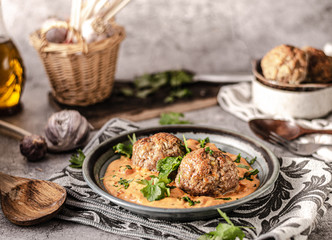 Grilled meatball with curry tomato sauce
