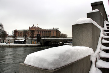 Vinter i Stockholm, strömmen och Riksdagshuset - obrazy, fototapety, plakaty