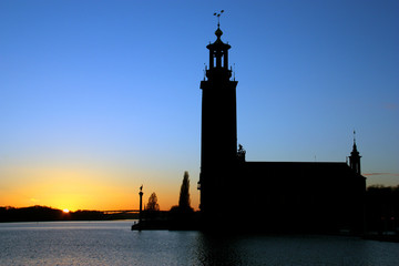 Stockholms stadshus i kv&auml;llsljus.