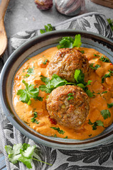 Grilled meatball with curry tomato sauce