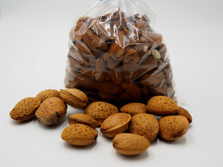 Almendras en una bolsa y almendrucos sin pelar