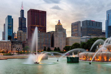 Chicago skyline at sunset and Buckingham fountain, Chicago, Illinois, USA.