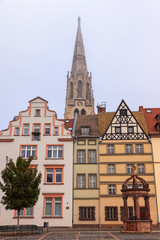 Fototapeta na wymiar Häuserzeile mit Staupenbrunnen und Kirche St. Maximi am Marktplatz in Merseburg, Sachsen-Anhalt