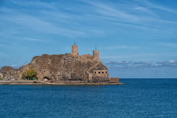 Fototapeta na wymiar Fort an der Küste von Maskat im Oman