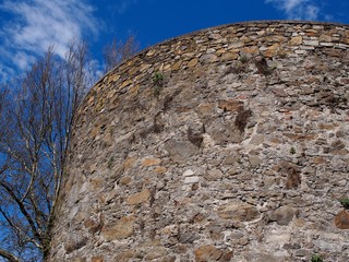 Wehrhaft - hohe Mauer schützt Burg vor Angreifern