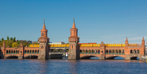 Berlin - Oberbaumbrücke mit S-Bahn - obrazy, fototapety, plakaty