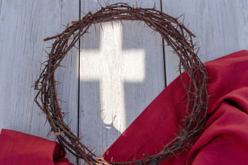Dornenkrone und das Kreuz
