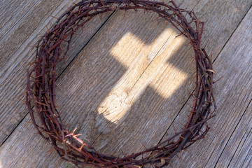 Dornenkrone und das Kreuz
