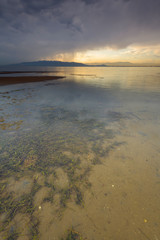 Nubes de tormenta al atardecer en el bello paraje del Delta del río Ebro. Provincia de Tarragona. Cataluña. España