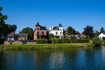 Naklejka na ściany i meble Sicht auf sehr schöne Häuse in Belgien von der Maas aus.