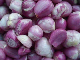 Shallot on wooden background, Shallots are Thai food and Thai herbs. are food that nourishes blood, Shallots are foods that help fight free radicals.