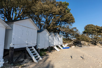Obraz na płótnie Canvas Cabines blanches sur la plage des Sableaux à Noirmoutier en l'île (Vendée, France)
