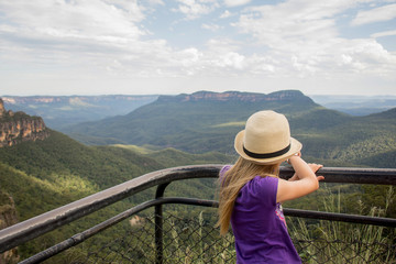 Fototapeta na wymiar A girl wearing hat looking at the landscape of Blue Mountains and Jamison valley