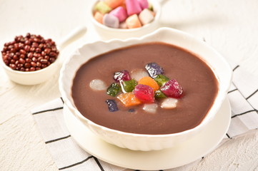 A dessert made of red beans and various fruits