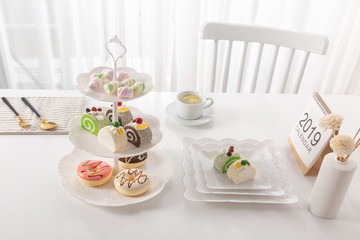 Fototapeta na wymiar 甜饼收藏，包括宴会、生日和婚礼用的盘子、刀叉。各种美味美丽的甜点，麦卡龙