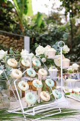 甜饼收藏，包括宴会、生日和婚礼用的盘子、刀叉。各种美味美丽的甜点，麦卡龙