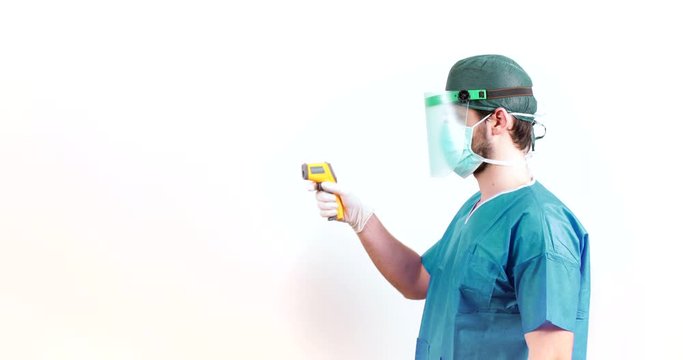 Coronavirus. Medico sta facendo il test con termometro laser ai pazienti affetti dal virus 2019 nCoV. Sfondo bianco.