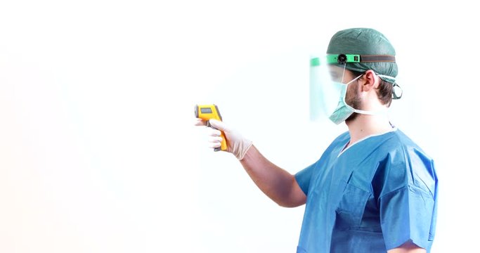 Coronavirus. Medico sta facendo il test con termometro laser ai pazienti affetti dal virus 2019 nCoV. Sfondo bianco.