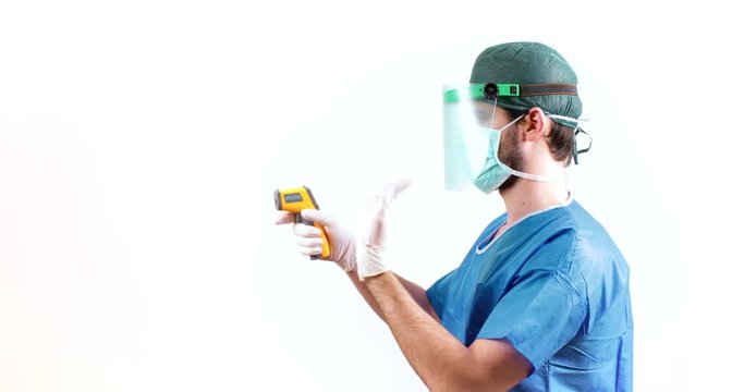 Coronavirus. Medico sta facendo il test con termometro laser ai pazienti affetti dal virus 2019 nCoV. Sfondo bianco.