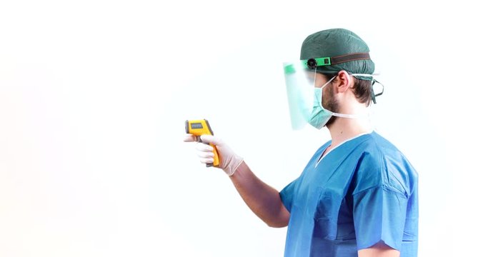 Coronavirus. Medico sta facendo il test con termometro laser ai pazienti affetti dal virus 2019 nCoV. Sfondo bianco.