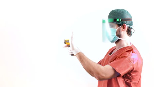 Coronavirus. Medico sta facendo il test con termometro laser ai pazienti affetti dal virus 2019 nCoV. Sfondo bianco.
