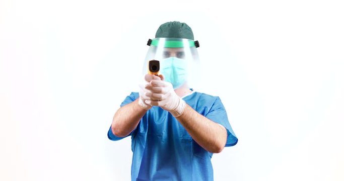 Coronavirus. Medico sta facendo il test con termometro laser ai pazienti affetti dal virus 2019 nCoV. Sfondo bianco.