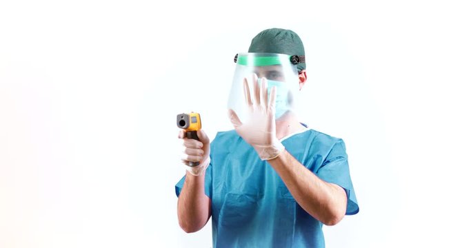 Coronavirus. Medico sta facendo il test con termometro laser ai pazienti affetti dal virus 2019 nCoV. Sfondo bianco.